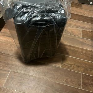 Small, black polycarbonate,Traveler’s Choice, spinner set.